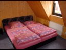 Schlafzimmer 2 im Obergeschoß mit Doppelbett